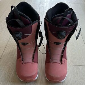 GUC. WOMEN SALOMON KIANA DUAL BOA SNOWBOARDING BOOTS. SIZE 9.5.